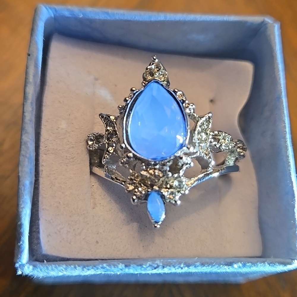 Exquisite Moon Crown Ring w/Unique Design Victorian Flair size 8 - Picture 5 of 7